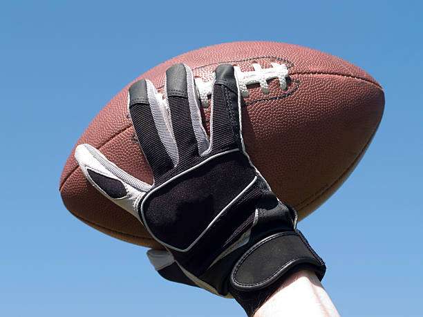 The secret to more stable high-flying catches: Why professional players can't live without football gloves.